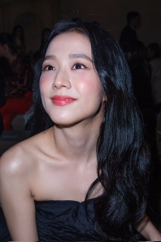 “Kulitnya benar-benar bagus. Kecantikannya melewati batas…” tulis netizen Korea yang membagikan foto-foto Jisoo BLACKPINK di postingan forum komunitas online yang viral pada 11 Oktober. Foto: dok. Instagram @sooyaaa__diary