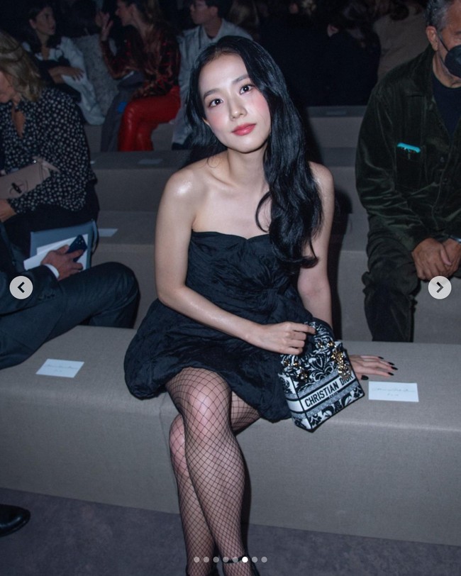 Dalam kesempatan itu, Jisoo BLACKPINK tampil anggun memakai mini dress berwarna hitam dari koleksi Dior Resort 2023. Penampilannya dilengkapi dengan stocking jaring, heels mengkilap, dan koleksi Dior Mini Lady D-Life Bag. Meskipun tak memakai perhiasan, gayanya tetap terlihat mewah. Foto: dok. Instagram @sooyaaa__diary