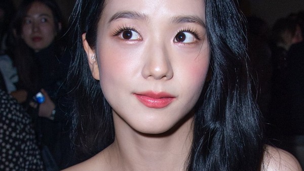 6 Foto Jisoo BLACKPINK dari Dekat, Kulit Mulus Seperti Tak Ada Pori-pori