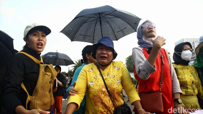 Korban penggusuran kampus Universitas Islam Internasional Indonesia (UIII) Depok demo di seberang Istana Merdeka, Jakarta. Begini aksinya.