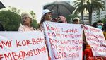 Korban Penggusuran Kampus UIII Depok Demo di Depan Istana