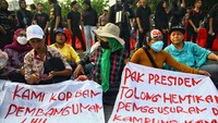 Massa adalah warga Kampung Bojong Malaka, Cisalak, Depok, yang disebut-sebut belum menerima uang pembebasan lahannya atas pembangunan Gedung Universitas Islam Internasional Indonesia (UIII).  