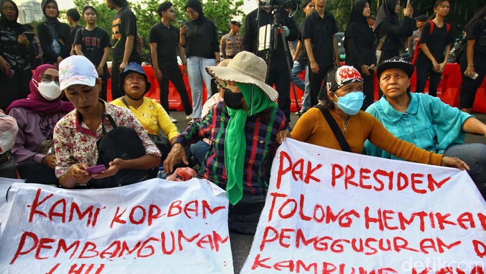 Korban penggusuran kampus Universitas Islam Internasional Indonesia (UIII) Depok demo di seberang Istana Merdeka, Jakarta. Begini aksinya.