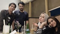 Salah satunya ketika Anggie sedang makan bersama kerabat-kerabatnya di sebuah restoran. Mereka menikmati salad hingga kopi. Foto: Instagram @anggie_bedu