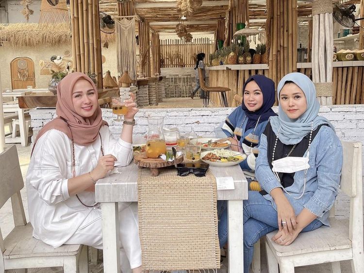 Kulineran Anggie, Istri Pelawak Bedu Saat di Resto hingga Beach Club