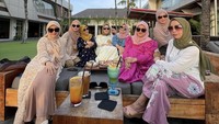 Ia juga pernah makan di sebuah beach club. Anggie dan teman-temannya menikmati pizza hingga minuman segar. Foto: Instagram @anggie_bedu