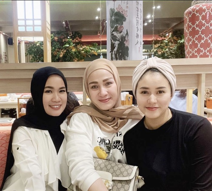 Kulineran Anggie, Istri Pelawak Bedu Saat di Restoran hingga Beach Club Kulineran Anggie, Istri Pelawak Bedu Saat di Restoran hingga Beach Club
