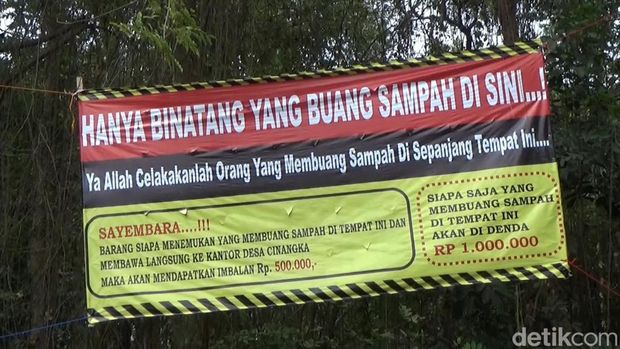 Lima kuburan baru berjejer di pinggir jalan di Desa Cinangka, Kecamatan Bungursari, Purwakarta sekitar Gerbang Tol Cikampek Lama.