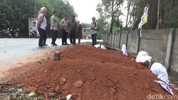 Lima kuburan baru berjejer di pinggir jalan di Desa Cinangka, Kecamatan Bungursari, Purwakarta sekitar Gerbang Tol Cikampek Lama.