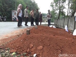 Kemunculan Kuburan Palsu di Pinggir Jalan Purwakarta