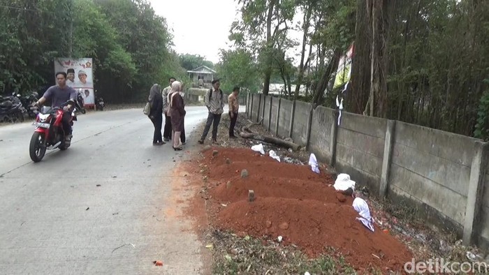 Lima kuburan baru berjejer di pinggir jalan di Desa Cinangka, Kecamatan Bungursari, Purwakarta sekitar Gerbang Tol Cikampek Lama.