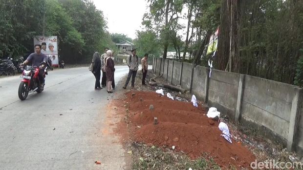 Lima kuburan baru berjejer di pinggir jalan di Desa Cinangka, Kecamatan Bungursari, Purwakarta sekitar Gerbang Tol Cikampek Lama.