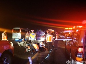 Mini Bus Tabrak Truk di Tol Cipali, Dua Orang Tewas