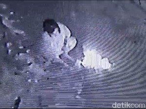 Masriah Bakar Sampah yang Dibuang di Akses Jalan Depan Rumah Wiwik