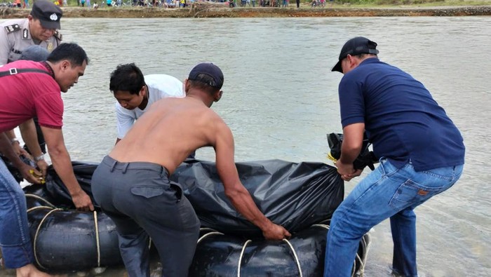 Mayat Sungguh Satria Aritonan, pencuri sawit di Langkat yang ditemukan tewas di sungai dievakuasi. (Istimewa)