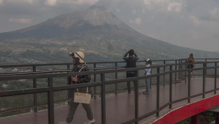 Pengunjung berada di kawasan wisata Museum Vulkanologi Ketep Pass, Magelang, Jawa Tengah, Senin (9/10/2023). Selain untuk memberikan wawasan dan sejarah mengenai Gunung Merapi, kawasan wisata edukasi vulkanologi tersebut juga menyuguhkan pemandangan Gunung Merapi dan Gunung Merbabu. ANTARA FOTO/Aloysius Jarot Nugroho/nz.