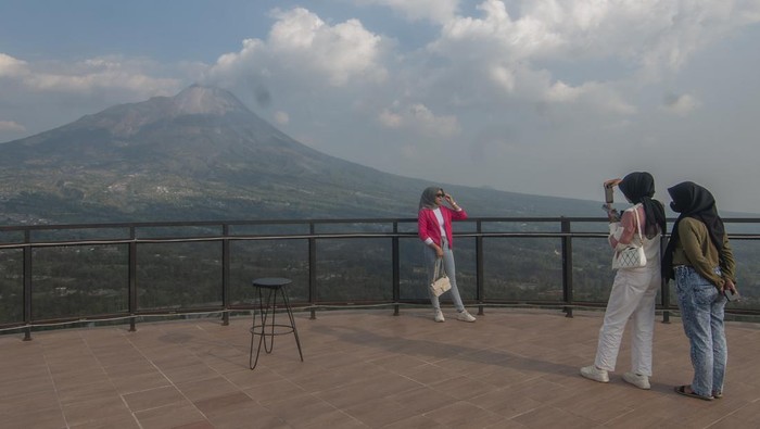 Mengunjungi Museum Vulkanologi Ketep Pass, Punya Panorama Gunung Merapi Pengunjung berada di kawasan wisata Museum Vulkanologi Ketep Pass, Magelang, Jawa Tengah, Senin (9/10/2023). Selain untuk memberikan wawasan dan sejarah mengenai Gunung Merapi, kawasan wisata edukasi vulkanologi tersebut juga menyuguhkan pemandangan Gunung Merapi dan Gunung Merbabu. ANTARA FOTO/Aloysius Jarot Nugroho/nz.