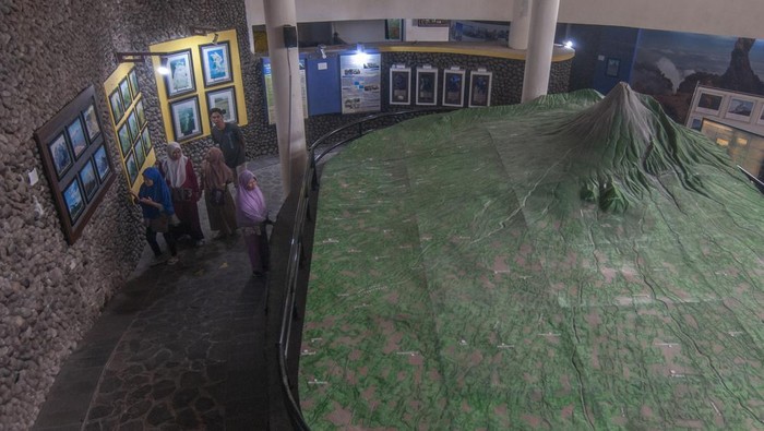 Mengunjungi Museum Vulkanologi Ketep Pass, Punya Panorama Gunung Merapi Pengunjung berada di kawasan wisata Museum Vulkanologi Ketep Pass, Magelang, Jawa Tengah, Senin (9/10/2023). Selain untuk memberikan wawasan dan sejarah mengenai Gunung Merapi, kawasan wisata edukasi vulkanologi tersebut juga menyuguhkan pemandangan Gunung Merapi dan Gunung Merbabu. ANTARA FOTO/Aloysius Jarot Nugroho/nz.