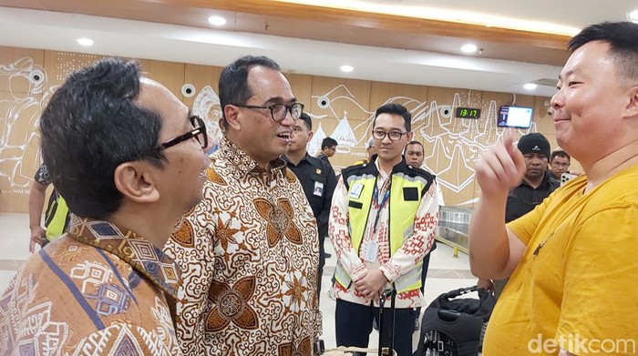 Menhub Budi Karya sapa WNA asal Korea saat meninjau Bandara El Tari, Kupang (Dwi A/detikcom)