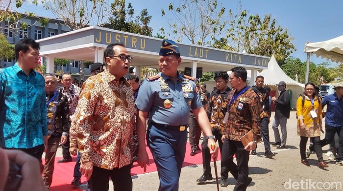 Menhub Budi Karya Sumadi dan Panglima Tentara Nasional Indonesia Laksamana Yudo Margono menghadiri puncak Hari Maritim Nasional 2023 ke-59 di Kupang, NTT (Dwi Andayani/detikcom) Menhub Budi Karya Sumadi dan Panglima Tentara Nasional Indonesia Laksamana Yudo Margono menghadiri puncak Hari Maritim Nasional 2023 ke-59 di Kupang, NTT (Dwi Andayani/detikcom)