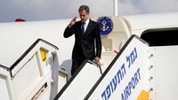 Menteri Luar Negeri AS Antony Blinken berangkat ke Israel pada Rabu (11/10) dalam misi Timur Tengah untuk mencegah pecahnya perang yang lebih luas setelah serangan dan penyanderaan oleh militan Hamas Palestina dan pemboman Israel di Jalur Gaza.