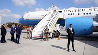 Pesawat Menteri Luar Negeri Antony Blinken tiba di Bandara Ben Gurion di Tel Aviv, Israel, Kamis (12/10/2023). Presiden Joe Biden mengirim diplomat utamanya ke Israel dalam misi mendesak untuk menunjukkan dukungan AS setelah serangan militan Hamas yang belum pernah terjadi sebelumnya.