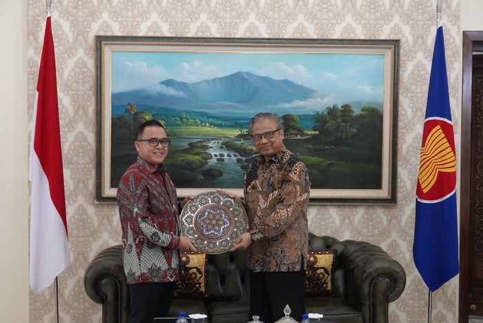 MenPAN-RBMenteri Pendayagunaan Aparatur Negara dan Reformasi Birokrasi (PANRB) Abdullah Azwar Anas mengapresiasi kinerja Kedutaan Besar Republik Indonesia (KBRI) di Tashkent, Uzbekistan, dalam memberikan layanan kepada warga Indonesia maupun pelaku usaha Tanah Air yang ingin memasuki pasar negara tersebut