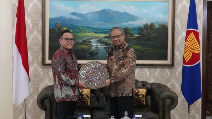 MenPAN-RBMenteri Pendayagunaan Aparatur Negara dan Reformasi Birokrasi (PANRB) Abdullah Azwar Anas mengapresiasi kinerja Kedutaan Besar Republik Indonesia (KBRI) di Tashkent, Uzbekistan, dalam memberikan layanan kepada warga Indonesia maupun pelaku usaha Tanah Air yang ingin memasuki pasar negara tersebut