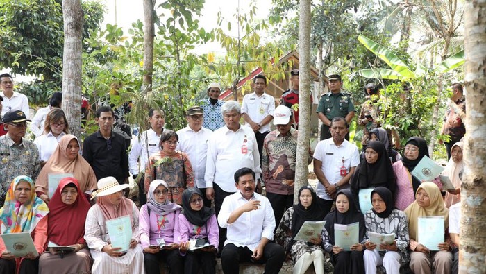 Menteri ATR Hadi Tjahjanto bagi-bagi sertifikat di Ciamis