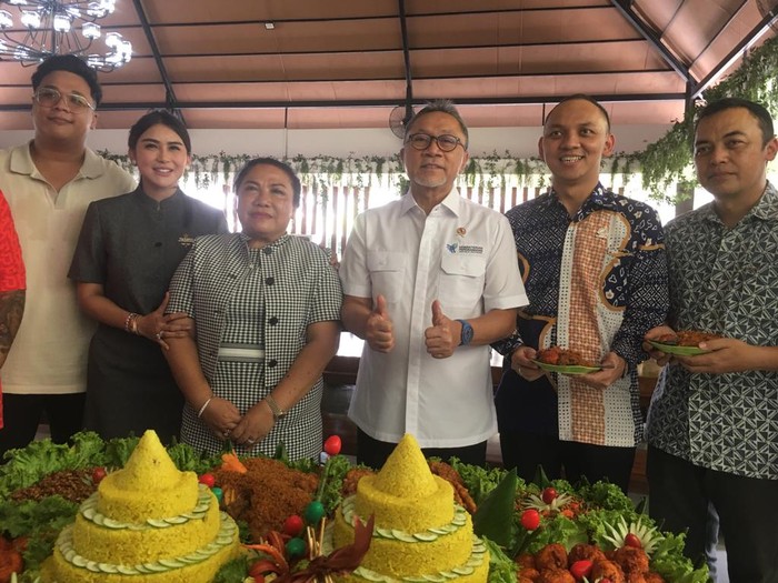 Menteri Perdagangan RI Zulkifli Hasan (Zulhas) saat acara Soft Launching Nasi Tempong Indra Cabang Kelapa Gading, Jakarta Utara, Kamis (12/10/2023).