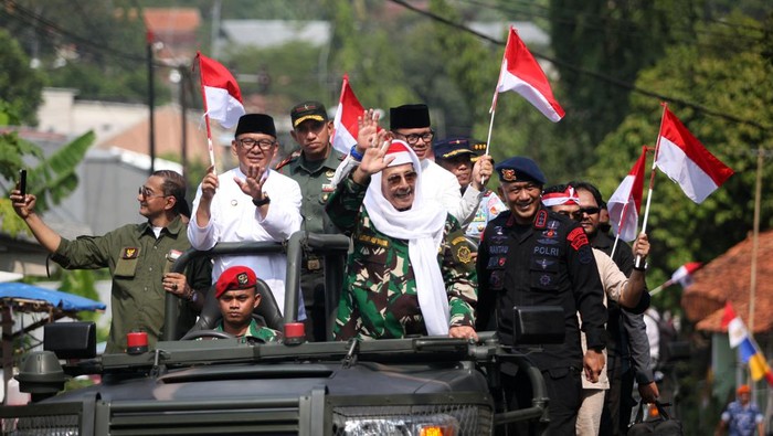 Foto udara personel gabungan TNI Polri membawa bendera merah putih berukuran 5x100 meter saat Kirab Bendera Merah Putih di Cibinong, Kabupaten Bogor, Jawa Barat, Kamis (12/10/2023). Kirab Merah Putih tersebut merupakan salah satu rangkaian acara Maulid Akbar Nabi Besar Muhammad SAW dan Tausiah Kebangsaan 1445 H/2023 M di Bogor. ANTARA FOTO/Yulius Satria Wijaya/foc.