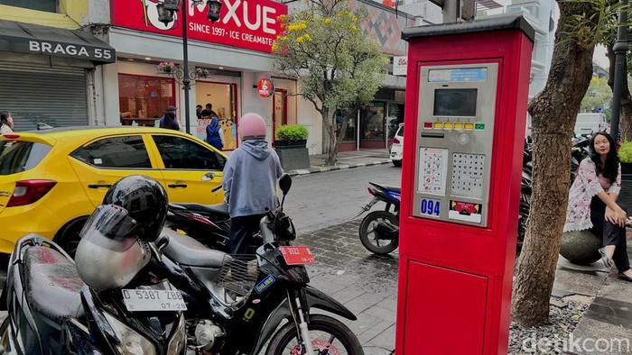 Mesin parkir elektronik di Kota Bandung.