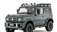 Beberapa ubahan lain yang bisa dilihat adalah tambahan lampu di atas kaca depan, lalu solid rack di atap, tangga di pintu bagasi belakang, termasuk juga bracket kaca spion yang baru. Namun modifikasi ini belum termasuk velg dan ban. Foto: Dok. DAMD