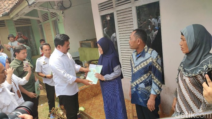 Momen Menteri ATR HDi Tjahjanto menyerahkan sertifikat kepada masyarakat Muktisari Ciamis.