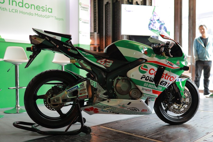 Motor dan Wearpack Alex Rins Disematkan Motif Batik Lombok