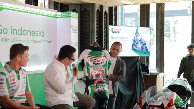 Motor dan Wearpack Alex Rins Disematkan Motif Batik Lombok
