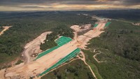 Proyek ini merupakan bagian dari Jalan Tol Balikpapan-IKN yang dikerjakan sebagai upaya dalam meningkatkan konektivitas, sekaligus menjadi akses menuju Kawasan Inti Pusat Pemerintahan (KIPP) pada Ibu Kota Negara yang membentang sepanjang 7,3 km dengan nilai kontrak senilai Rp1,91 T.
