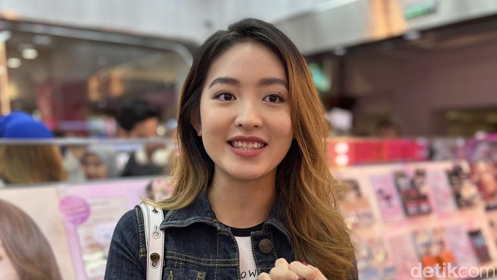 Natasha Wilona saat berkunjung ke toko kecantikan My Bestie saat pembukaan gerai kedua di Gandaria City Mall, Lantai UG (12/10/2023).