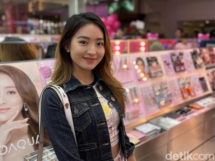 Natasha Wilona saat berkunjung ke toko kecantikan My Bestie saat pembukaan gerai kedua di Gandaria City Mall, Lantai UG (12/10/2023).