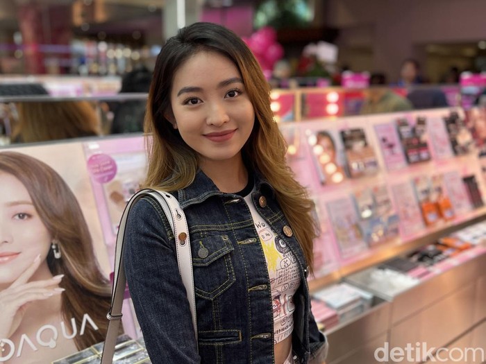 Natasha Wilona saat berkunjung ke toko kecantikan My Bestie saat pembukaan gerai kedua di Gandaria City Mall, Lantai UG (12/10/2023).