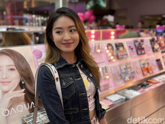 Natasha Wilona saat berkunjung ke toko kecantikan My Bestie saat pembukaan gerai kedua di Gandaria City Mall, Lantai UG (12/10/2023).