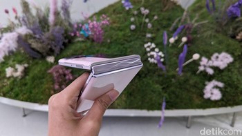 detikINET berkesempatan menggenggam Oppo Find N3 Flip sebelum resmi diluncurkan di Indonesia. Pihak Oppo Indonesia belum mengungkap spesifikasi lengkap Find N3 Flip, dan baru membagikan kisi-kisi soal fitur unggulannya saja. Foto: Virgina Maulita Putri/detikINET