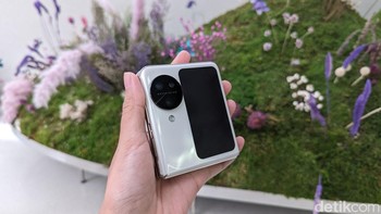 Sama seperti pendahulunya, Oppo Find N3 Flip masih menggunakan cover screen berbentuk vertikal. Meski bentuknya masih sama, Oppo mengatakan akan menghadirkan pengalaman cover screen yang lebih intuitif di Find N3 Flip. Foto: Virgina Maulita Putri/detikINET