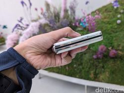 Menggenggam Oppo Find N3 Flip dengan 3 Kamera Hasselblad