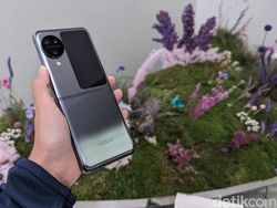 Menggenggam Oppo Find N3 Flip dengan 3 Kamera Hasselblad