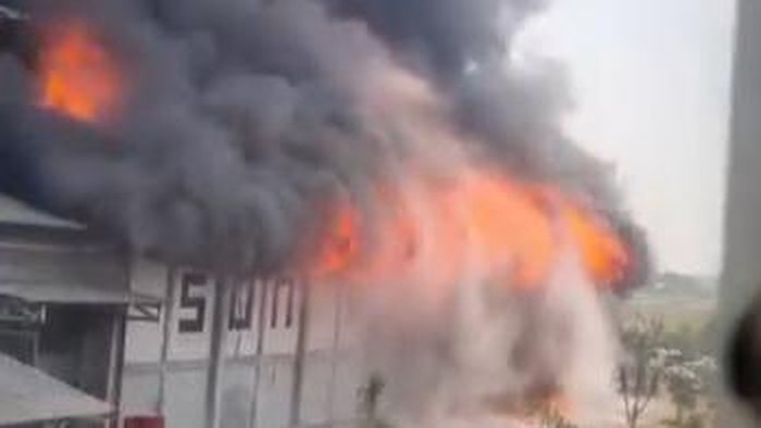 Pabrik Tisu di Mojokerto Terbakar, Karyawan Berhamburan