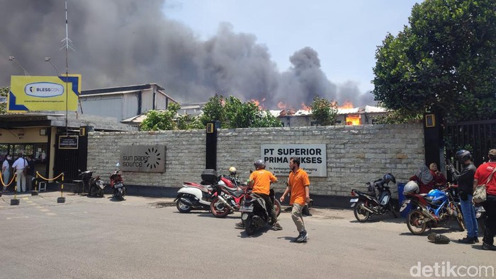 pabrik tisu PT Sun Paper Source (SPS) mojokerto terbakar