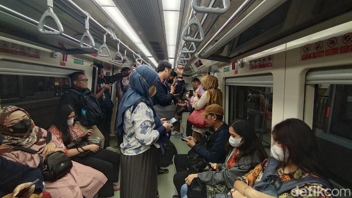 Padatnya LRT Jabodebek pagi ini (Tina Susilawati/detikcom)