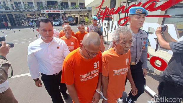 Para tersangka kasus kekerasan seksual terhadap anak di Cilacap, Kamis (12/10/2023).