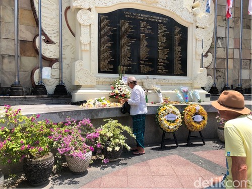 Pasangan asal Australia sedang mengenang kerabatnya yang menjadi korban Bom Bali I di Monumen Ground Zero, Kuta, Bali. (Ni Made Maheswari Anindya Putri/detikBali)